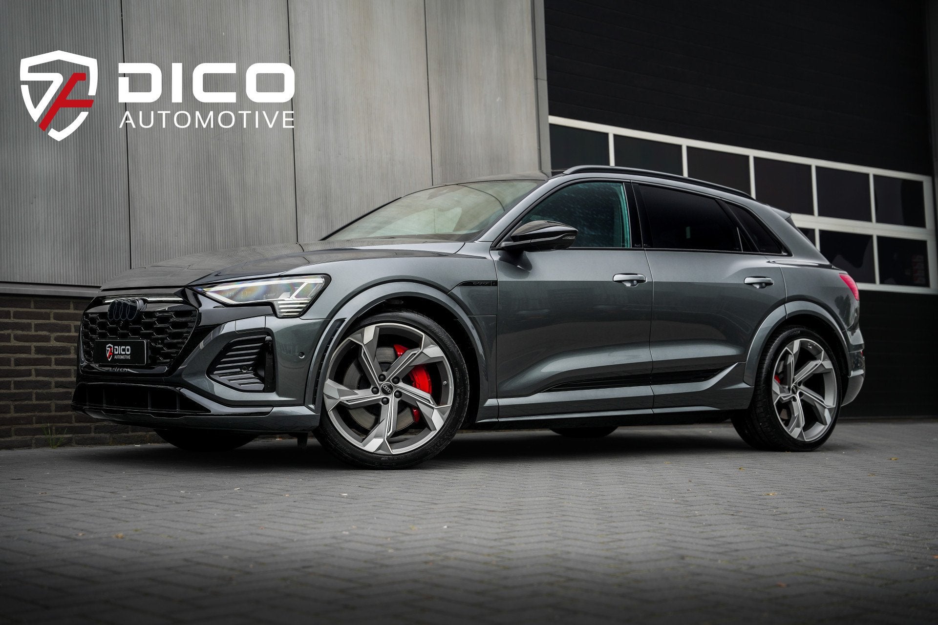 Audi SQ8 e-tron Quattro 115 kWh 503 pk / BTW-Auto/ 100%SOH/, Auto's, Dealer onderhouden, 2625 kg, Gebruikt, Zwart