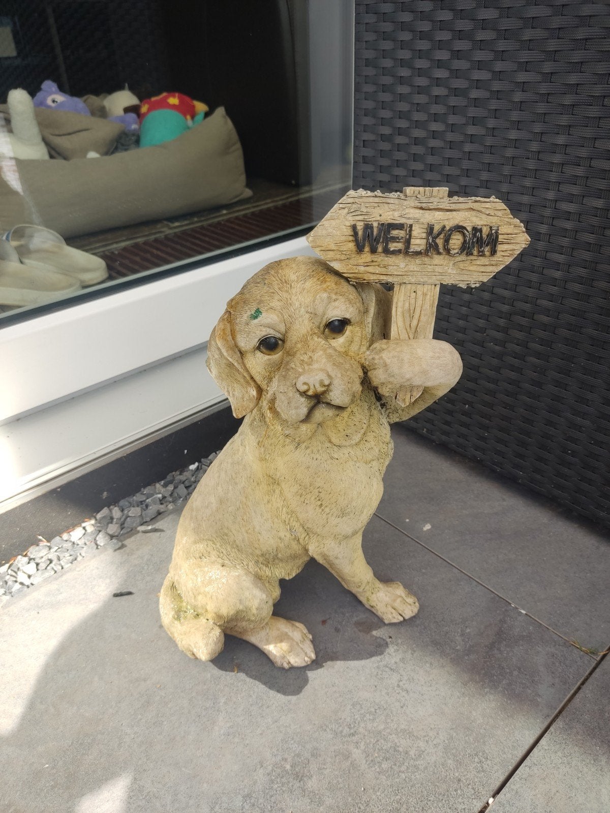 Leuke polyester hond met 'Welkom' bordje, 40 cm hoog, Ophalen