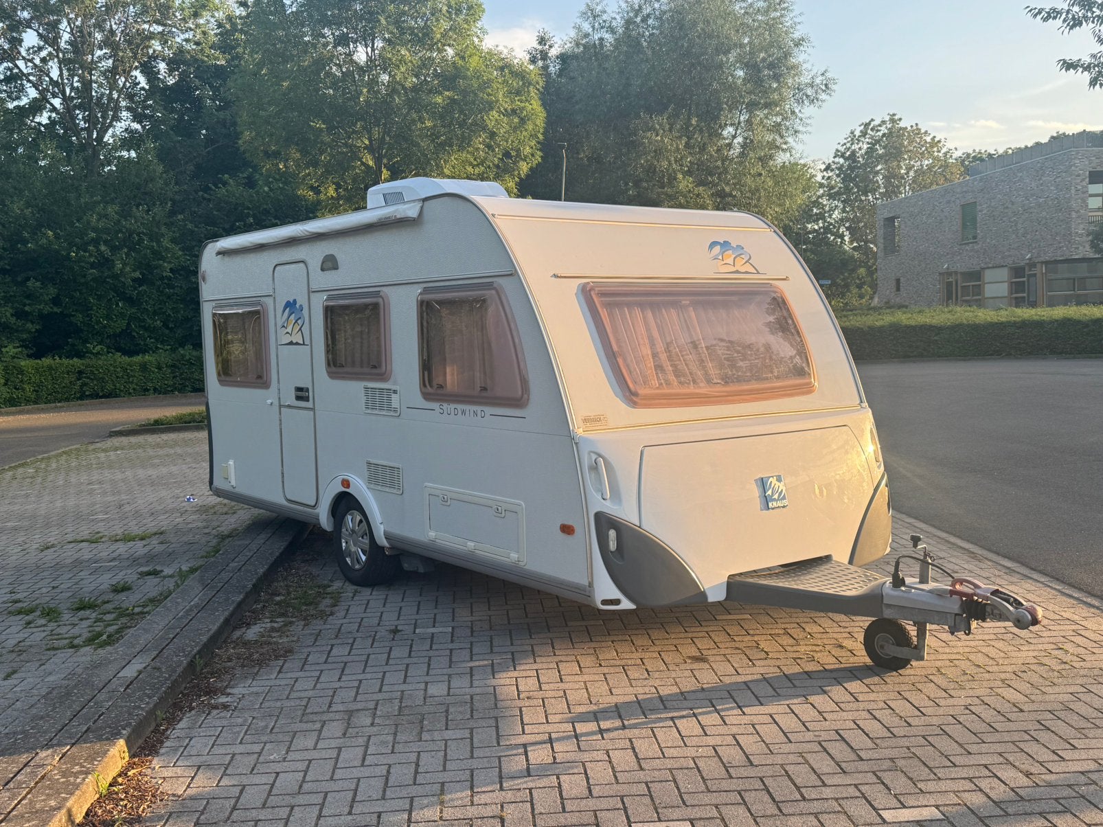 Knaus Sudwind 450KU – airco + mover + luifel + extra hefbed, Dwarsbed, Rondzit, Particulier, Kachel