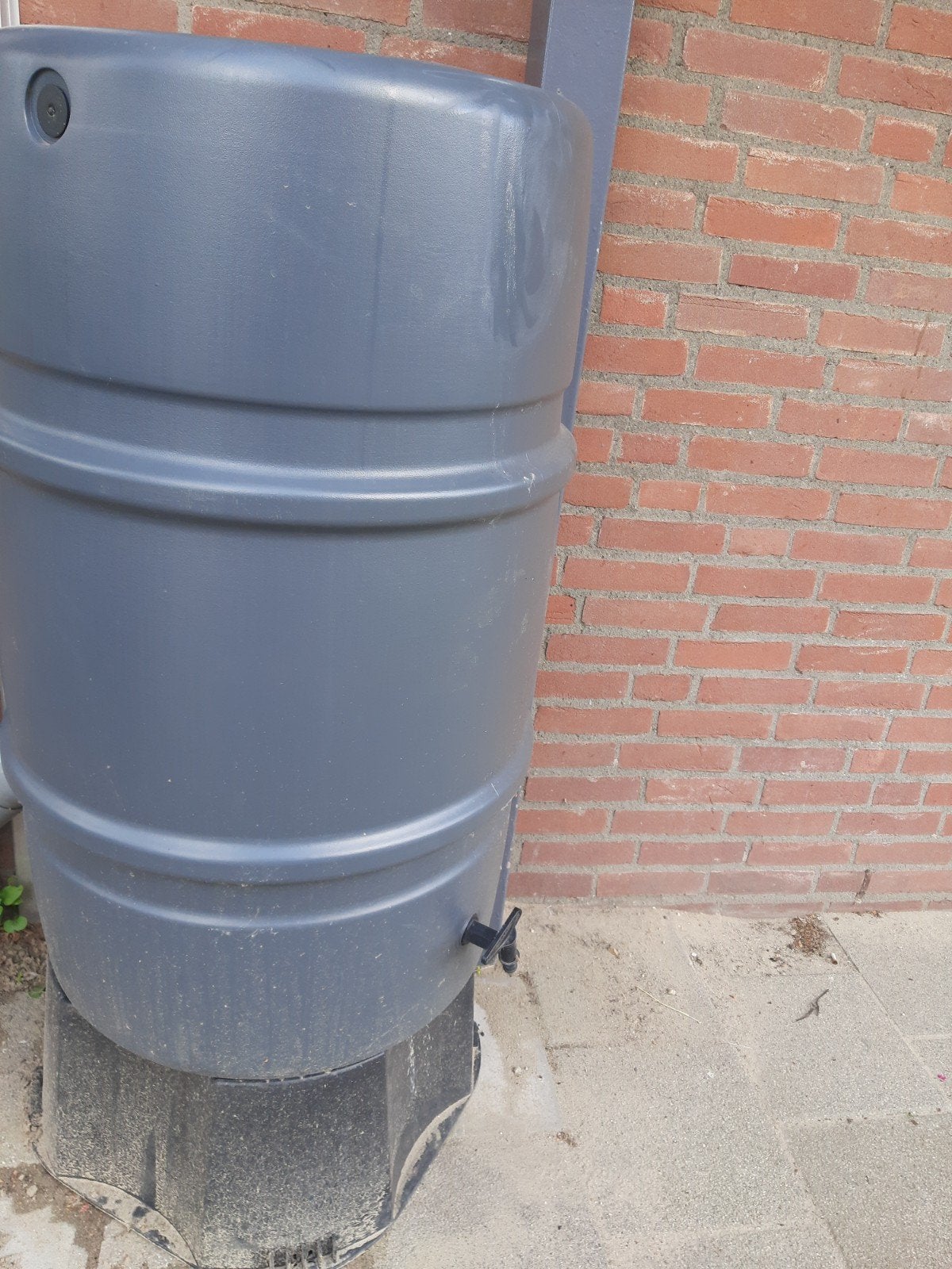 Regenton grijs met kraantje, Tuin en Terras, Regentonnen, Kunststof, Gebruikt, Met kraantje, 75 tot 150 liter
