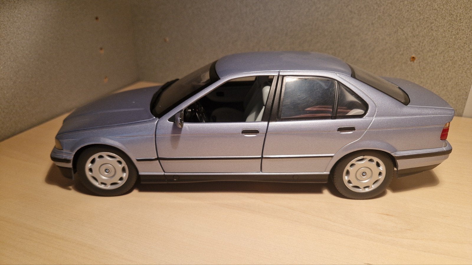 ​UT Models 1:18 - BMW 3-Serie (E36) Sedan - Zilver/Blauw Met, Hobby en Vrije tijd, Modelauto's | 1:18, Ophalen of Verzenden, Zo goed als nieuw