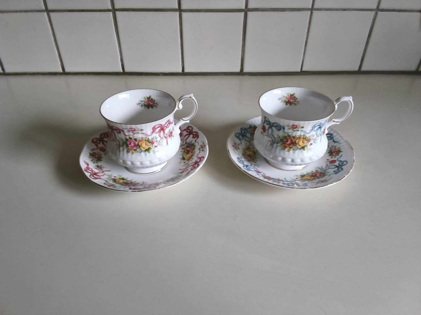 2 engelse Queen's kop en schotels, Ophalen of Verzenden, Aardewerk, Overige stijlen, Kop(pen) en/of Schotel(s)