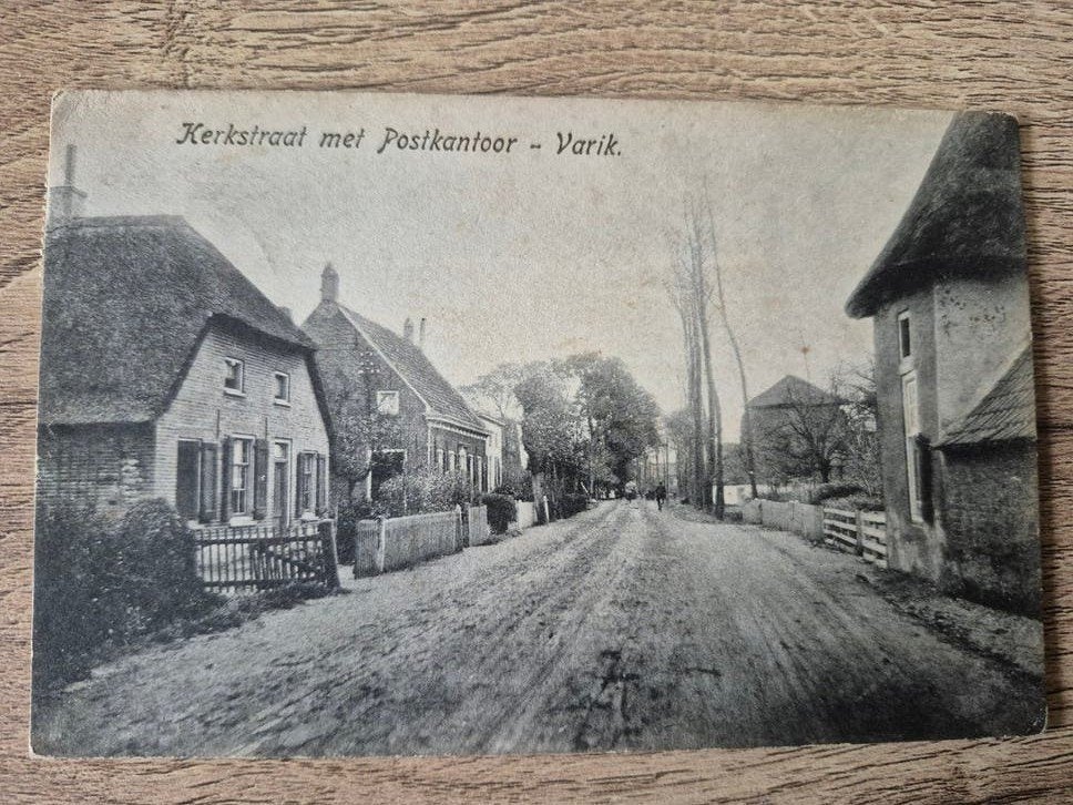 Varik Kerkstraat met Postkantoor - Nette kaart, gepost 1947, Verzamelen, Ansichtkaarten | Nederland, Ophalen of Verzenden, Voor 1920