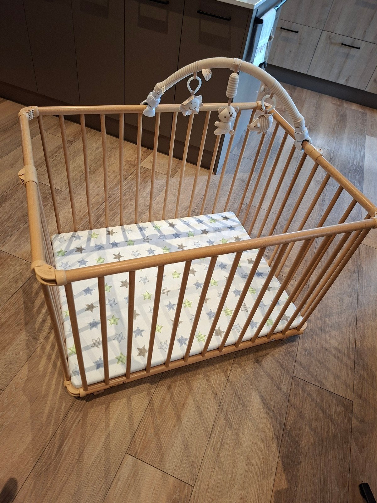 Inklapbare box op wieltjes, verstelbaar in 3 hoogtes, Kinderen en Baby's, Babywiegjes en Ledikanten, Ophalen, Gebruikt, Overige typen