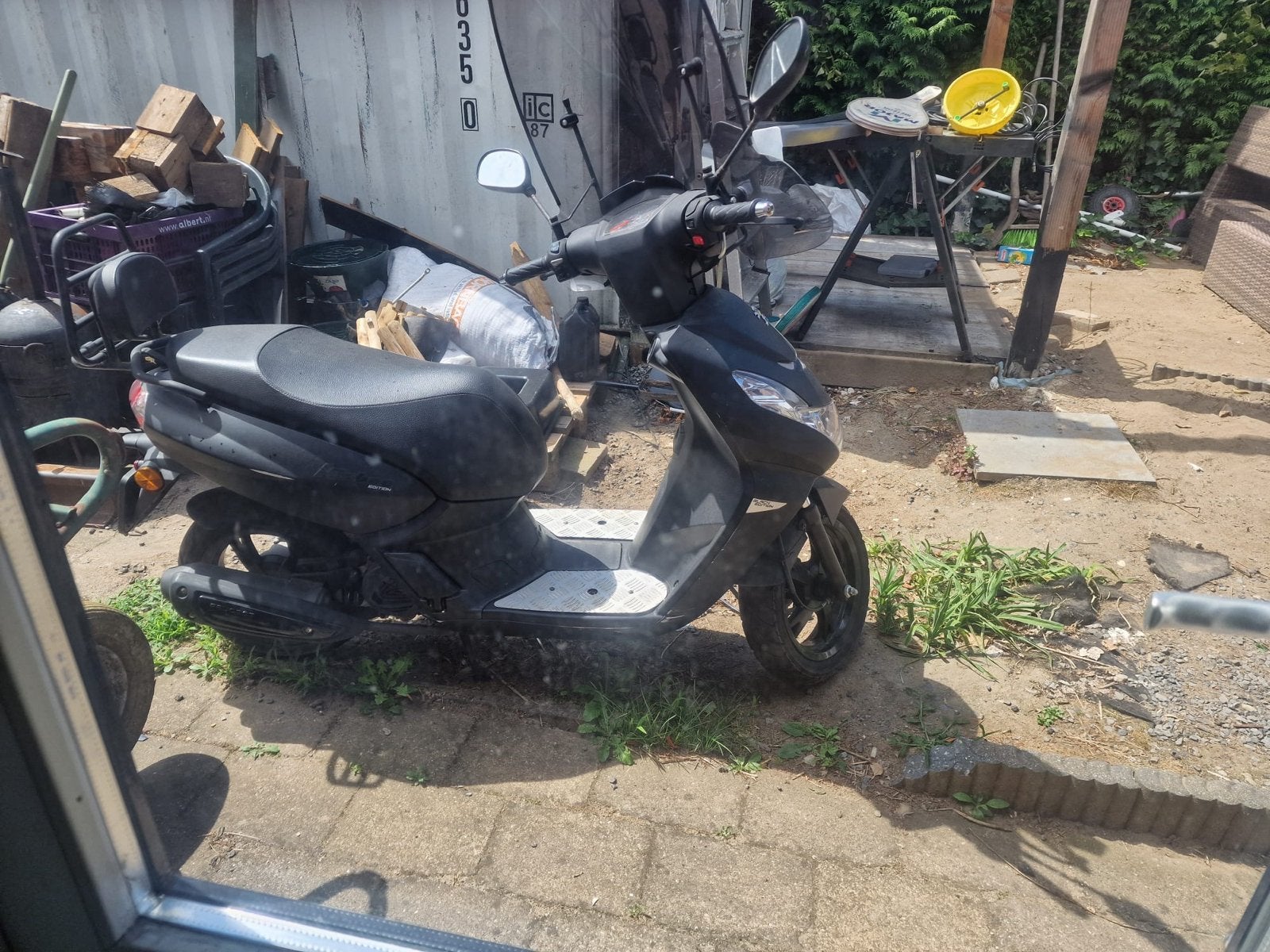 Peugeot Kisbee scooter - black edition 2021, Fietsen en Brommers, Scooters | Peugeot, Ophalen, Overige modellen, Zo goed als nieuw