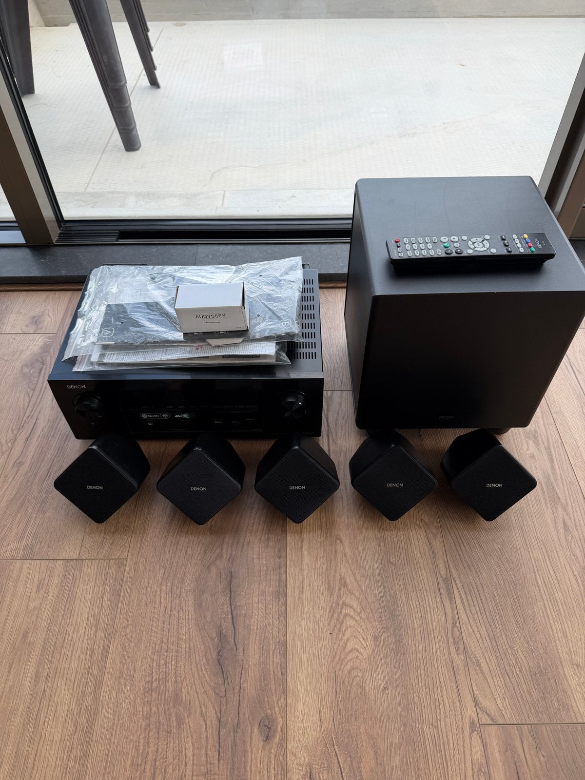 Denon AVR-X2300W 7.2 Receiver met Denon SYS-2020 5.1 Speaker