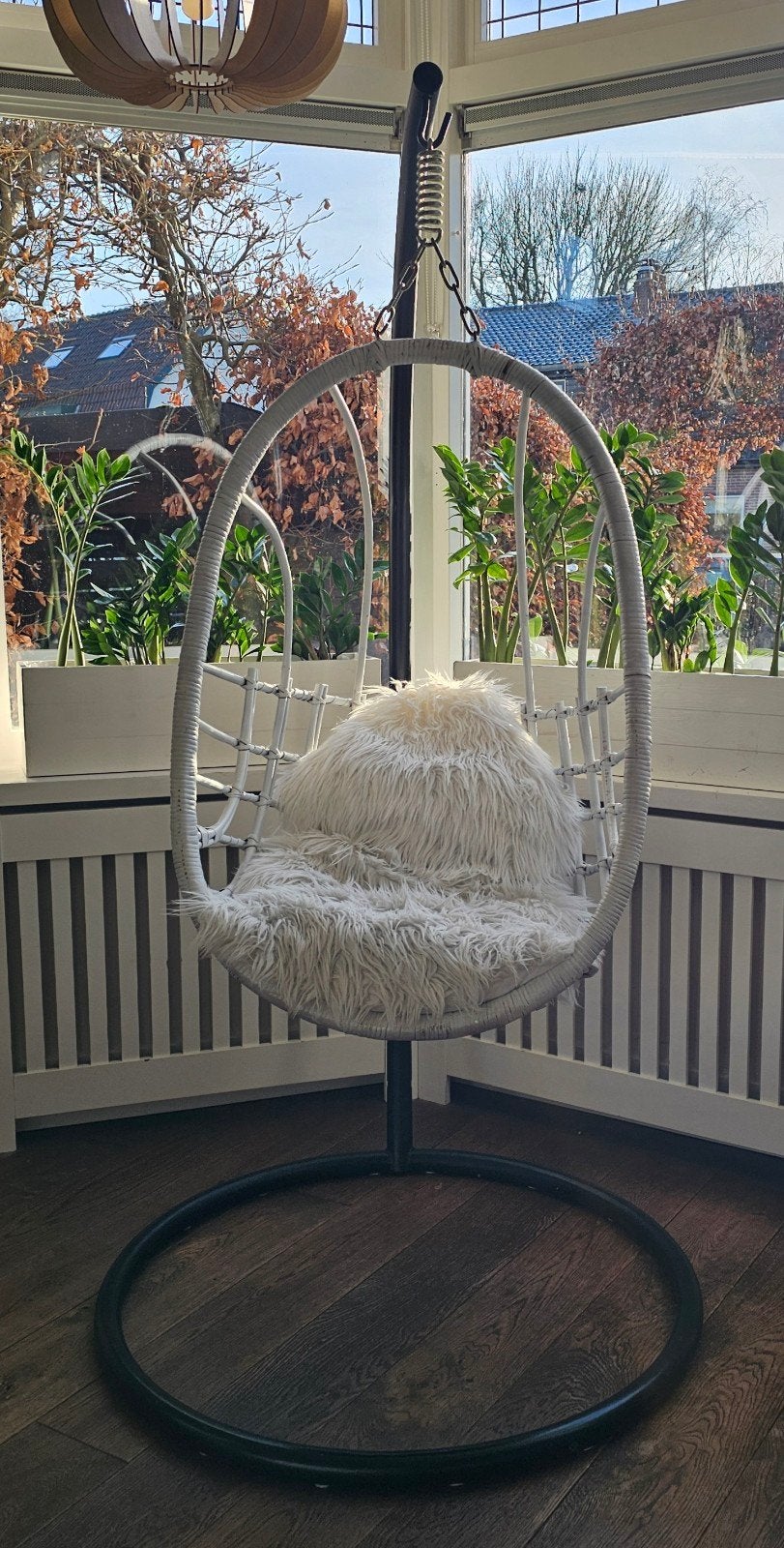 Leuke rotan hangstoel met standaard, Huis en Inrichting, Stoelen, Ophalen, Bruin, Eén