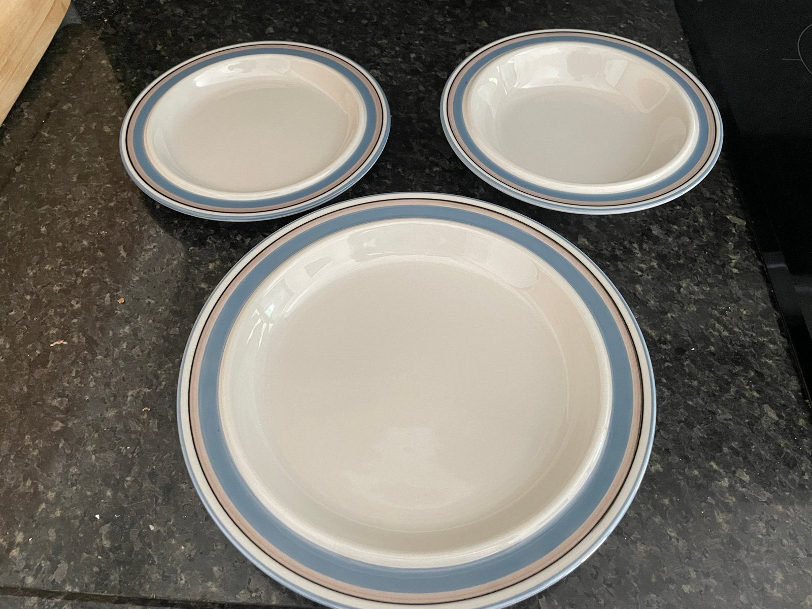 Arabia Finland Uhtua servies items - 3 soorten borden, Ophalen, Keramiek, Vintage, Bord(en)