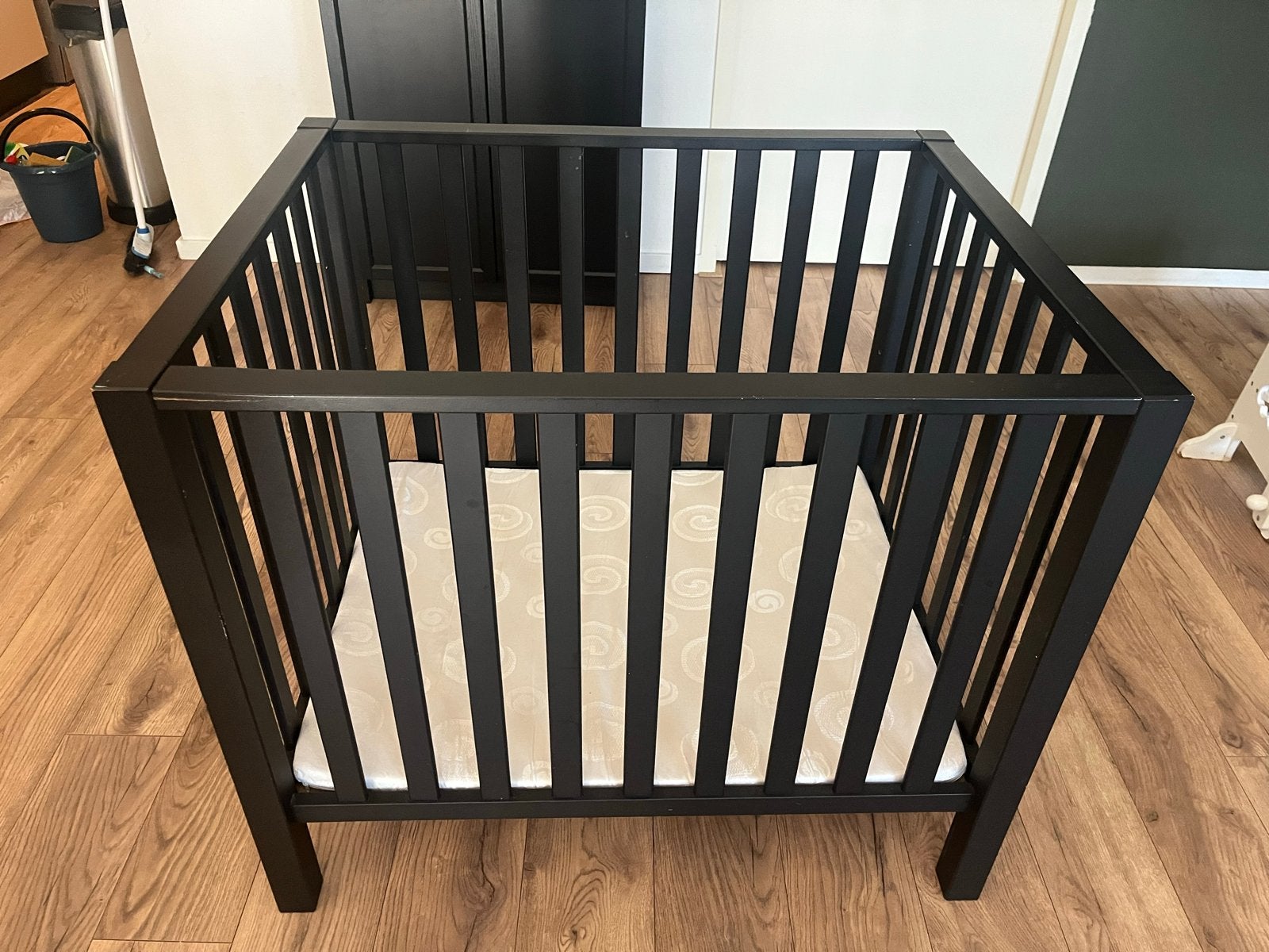 Zwarte houten box met matras, Kinderen en Baby's, Ophalen, Gebruikt, Vierkant, Wieltjes