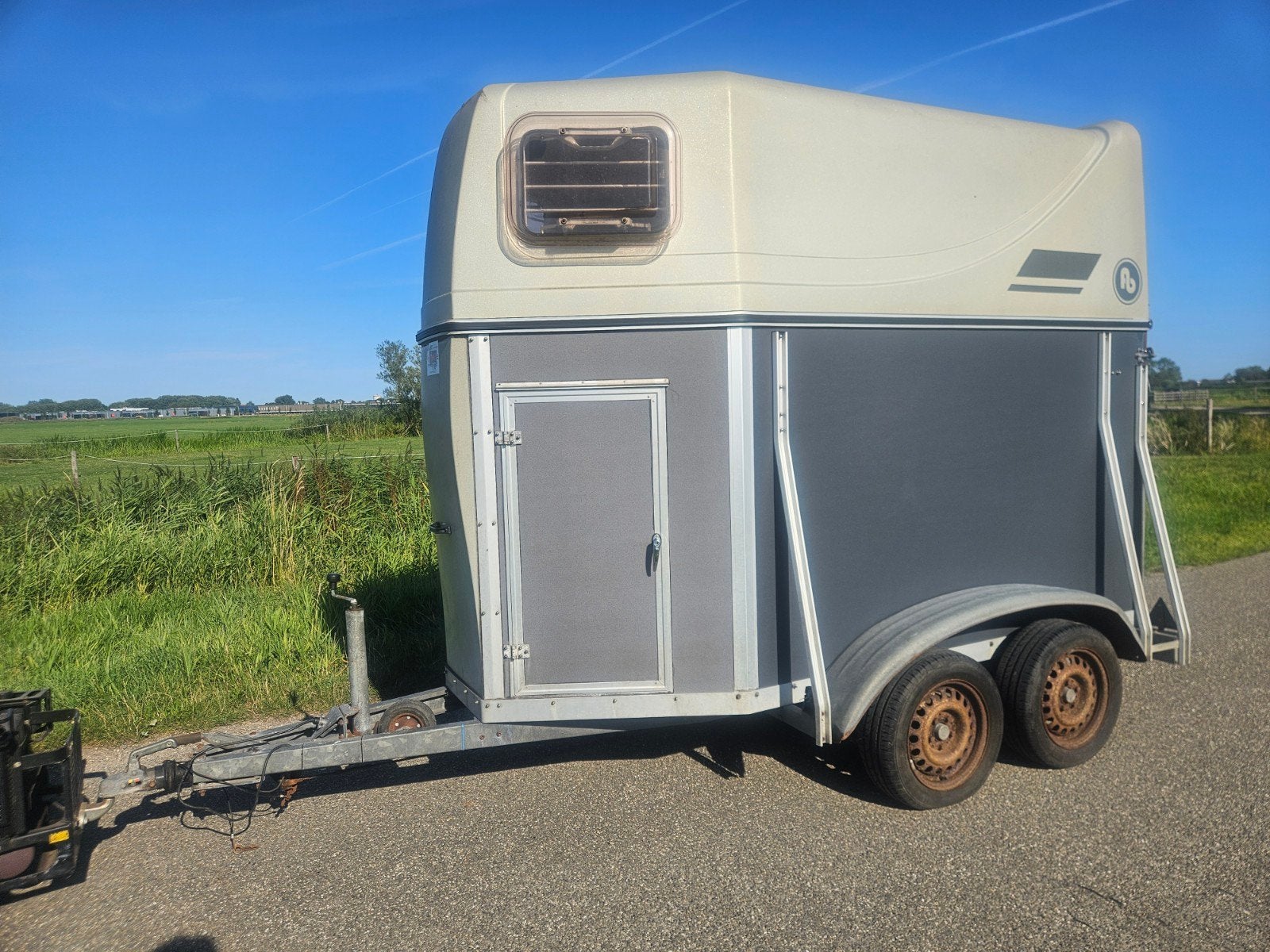 Blomert paardentrailer - extra hoog, zadelkamer, Dieren en Toebehoren, Ophalen, Gebruikt