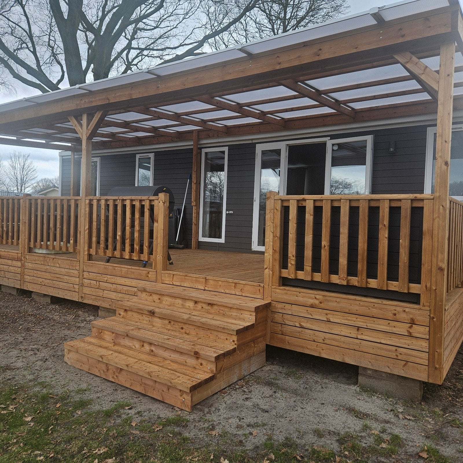 Chalet met veranda, woonruimte, verhuren of recreëren