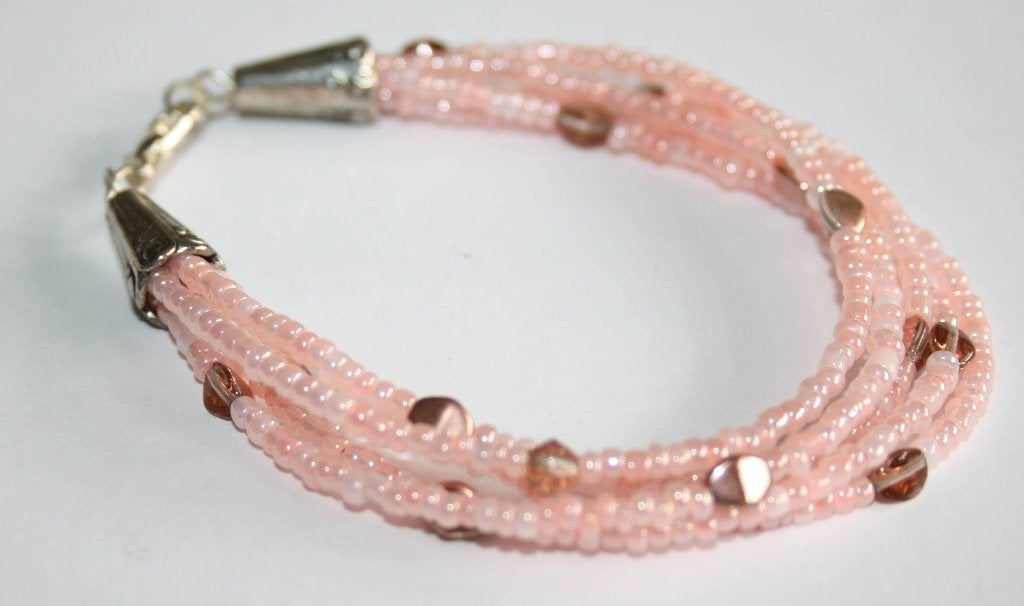 Armband met 5 laagjes rocailles en glaskraaltjes, Sieraden, Tassen en Uiterlijk, Ophalen of Verzenden, Nieuw, Roze, Overige materialen
