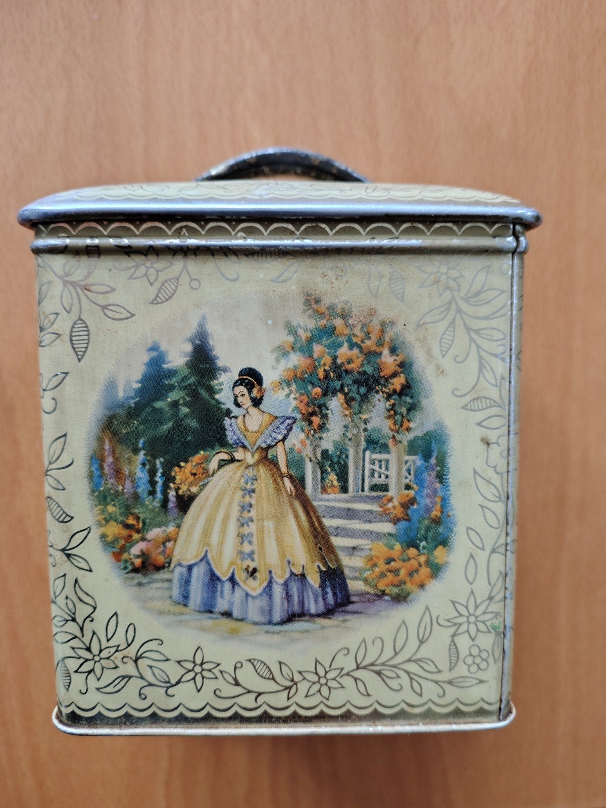 Vintage blikken trommel met dame in tuin, Verzamelen, Blikken, Gebruikt, Koek(jes), Overige merken, Ophalen of Verzenden