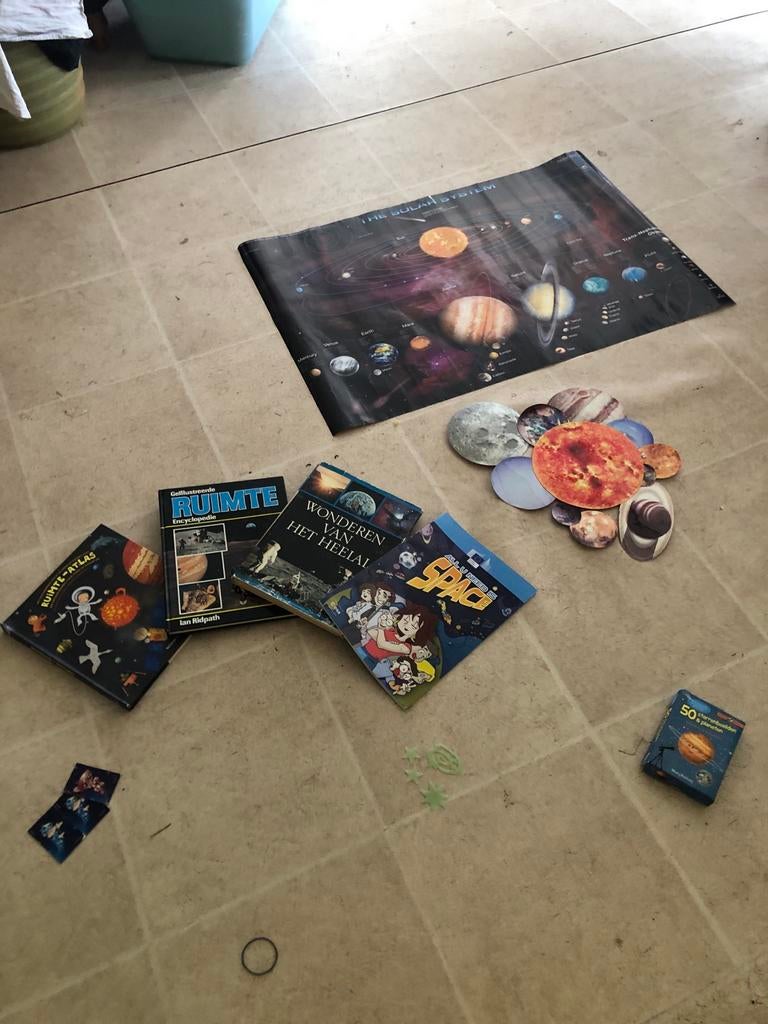 Grote ruimtevaart verzameling: boeken, poster, planeten, Ophalen of Verzenden, Gebruikt