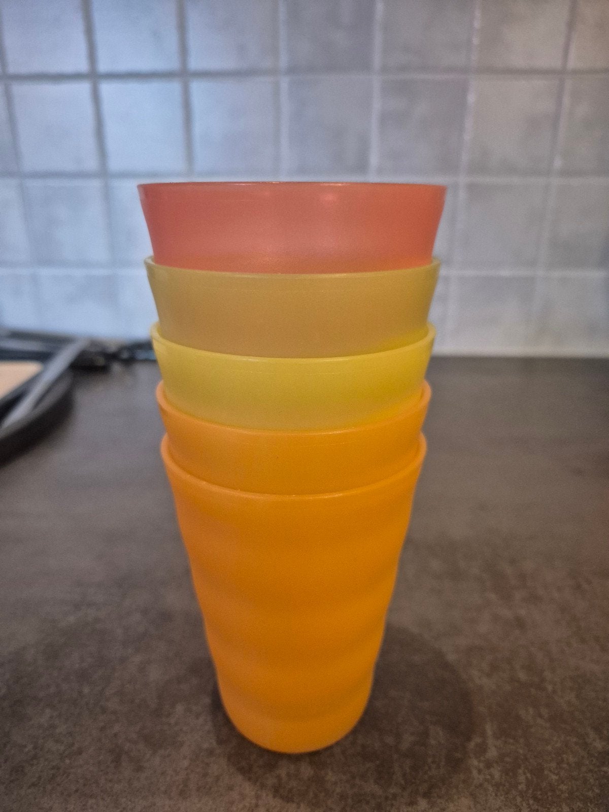 Set van 5 Tupperware bekers in diverse kleuren, Huis en Inrichting, Gebruikt, Overige kleuren, Stapelbaar, Beker of Kan
