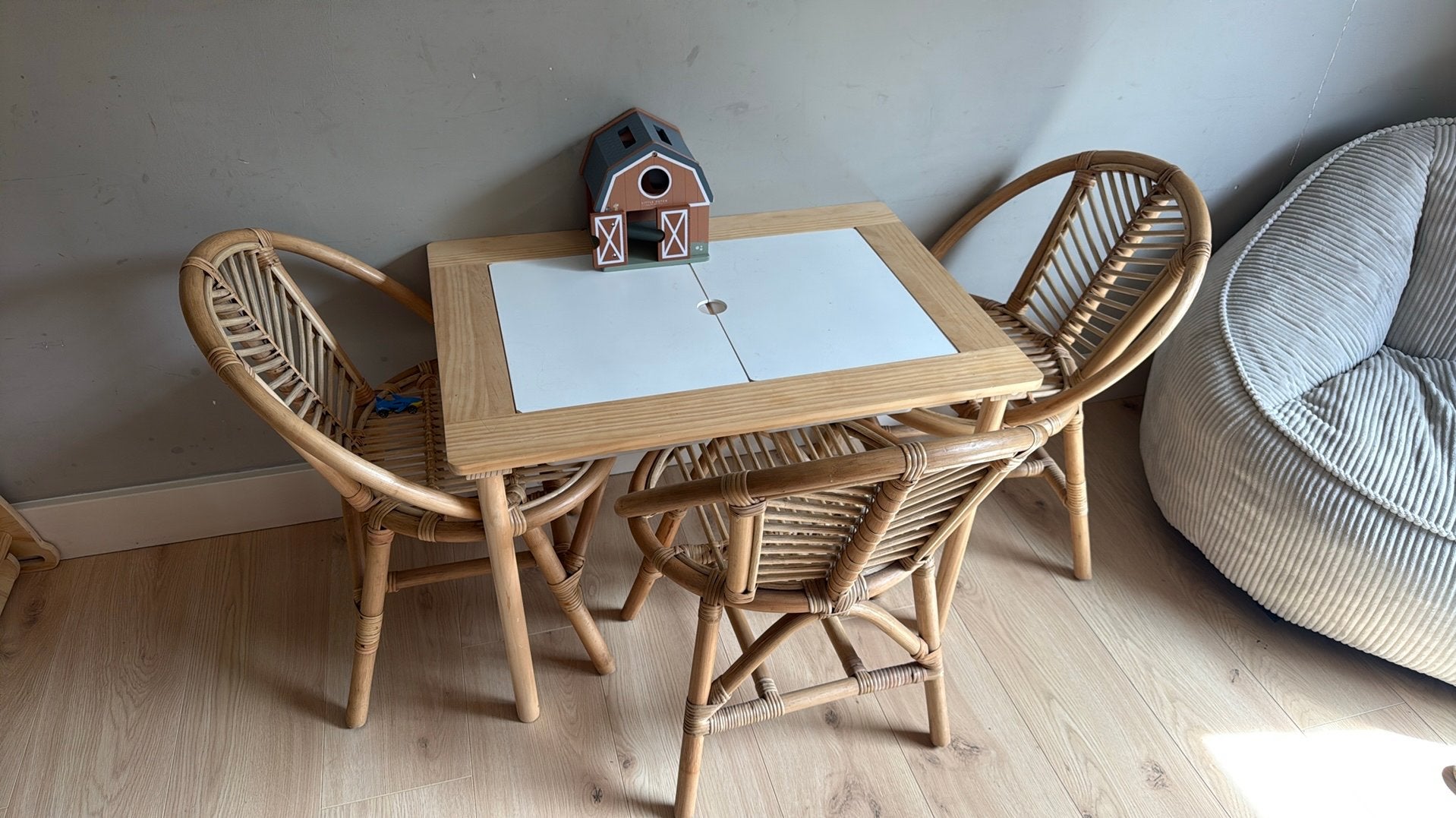 Rotan kinderset 3 stoelen en 1 tafel, Kinderen en Baby's, Kinderkamer | Tafels en Stoelen, Ophalen, Zo goed als nieuw, Tafel(s) en Stoel(en)