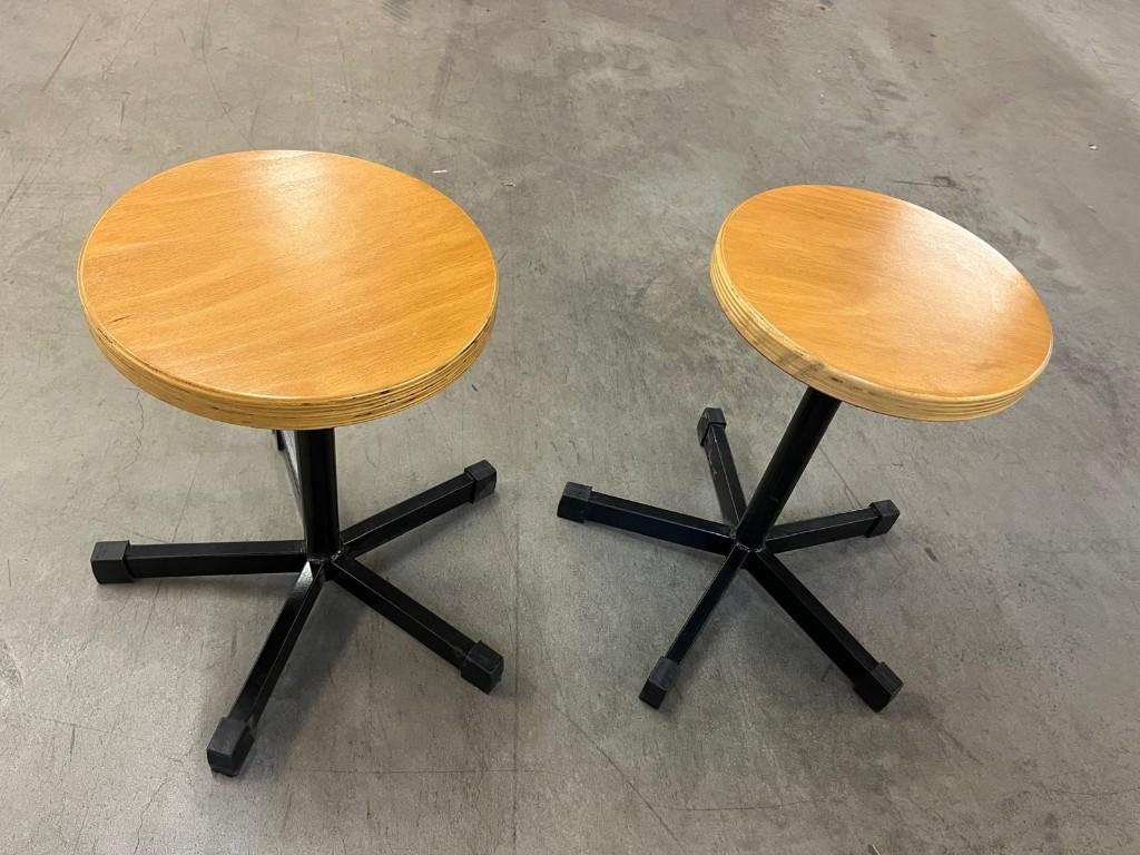 2 houten krukjes / werkkrukken, Huis en Inrichting, Krukjes, Ophalen, Gebruikt, Hout