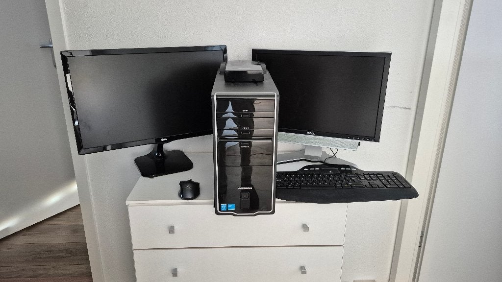 Complete Desktop PC: 2 monitoren, Toetsenbord, Muis, 2x DVD, Computers en Software, Desktop Pc's, Gebruikt, 2 tot 3 Ghz, HDD, SSD