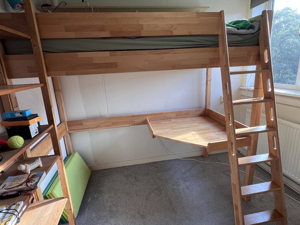 Foto 4 van Stevige hoogslapers (2x) met bureau en matras (200x90cm)