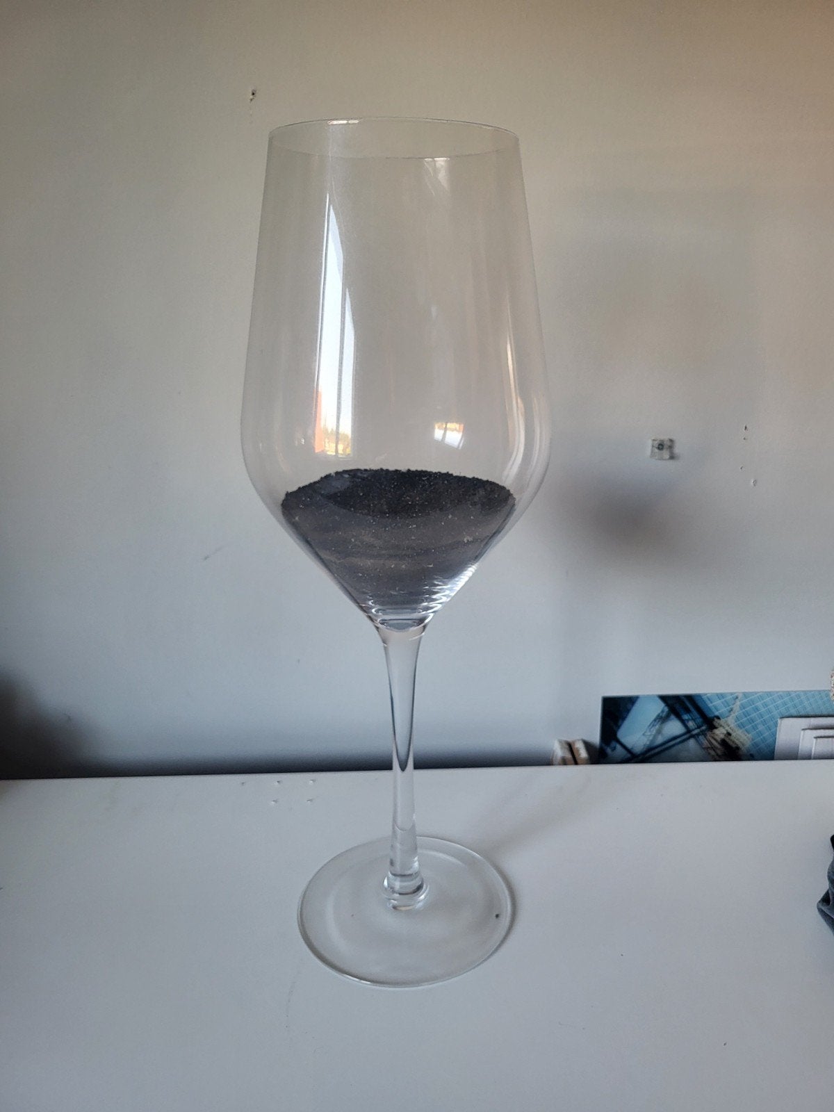 Groot decoratief wijnglas met zwarte decoratie, Ophalen