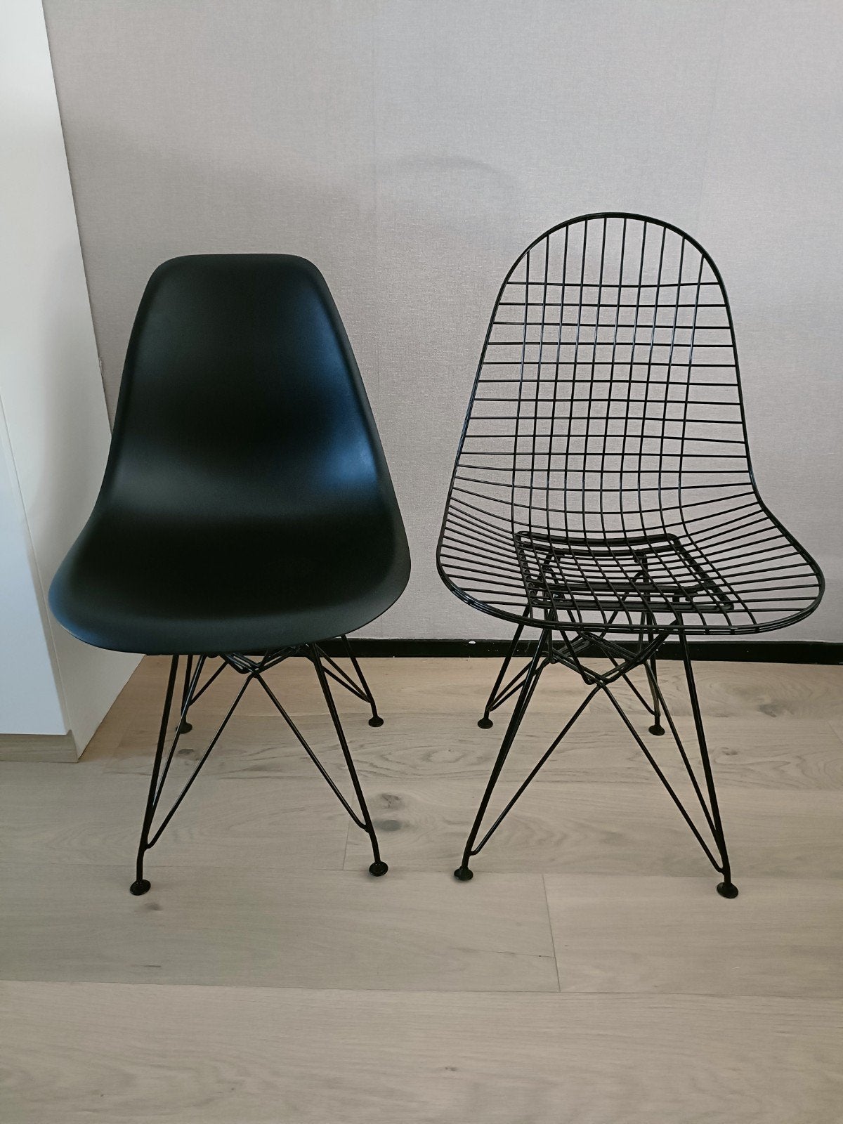 Twee zwarte eetkamerstoelen - draadstoel en kuipstoel, Ophalen, Kunststof, Twee, Zwart