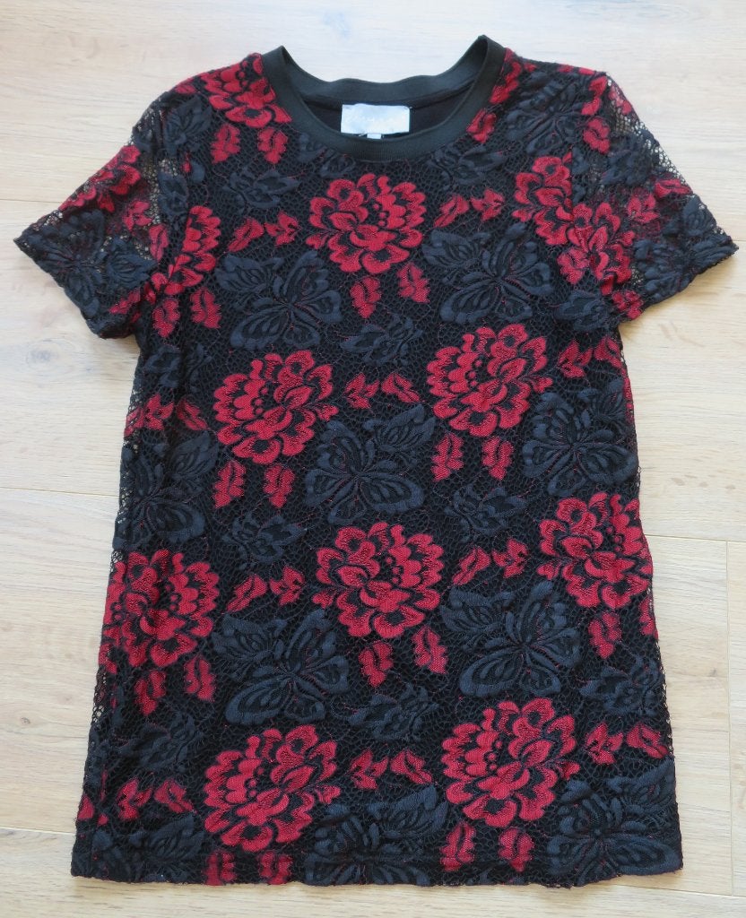 Zwart Rood shirt met kant, Maat S, Kleding | Dames, Blouses en Tunieken, Ophalen of Verzenden, Zo goed als nieuw, Maat 36 (S)