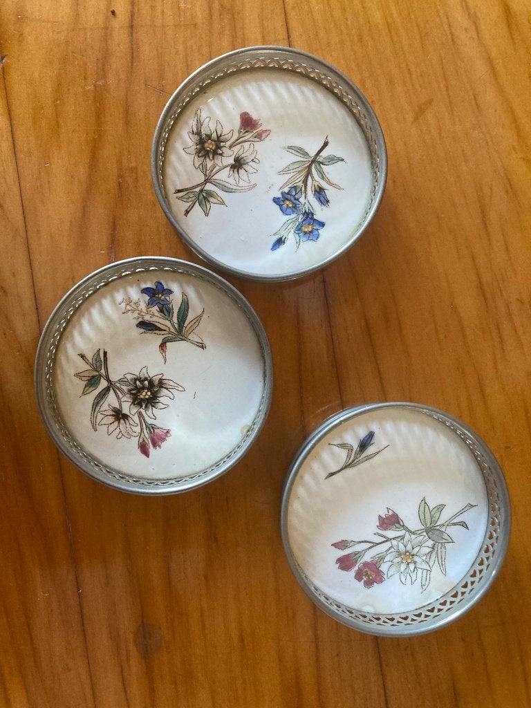 Vintage onderzetter aardewerk bloemmen metalen rand 3 stuks, Ophalen of Verzenden