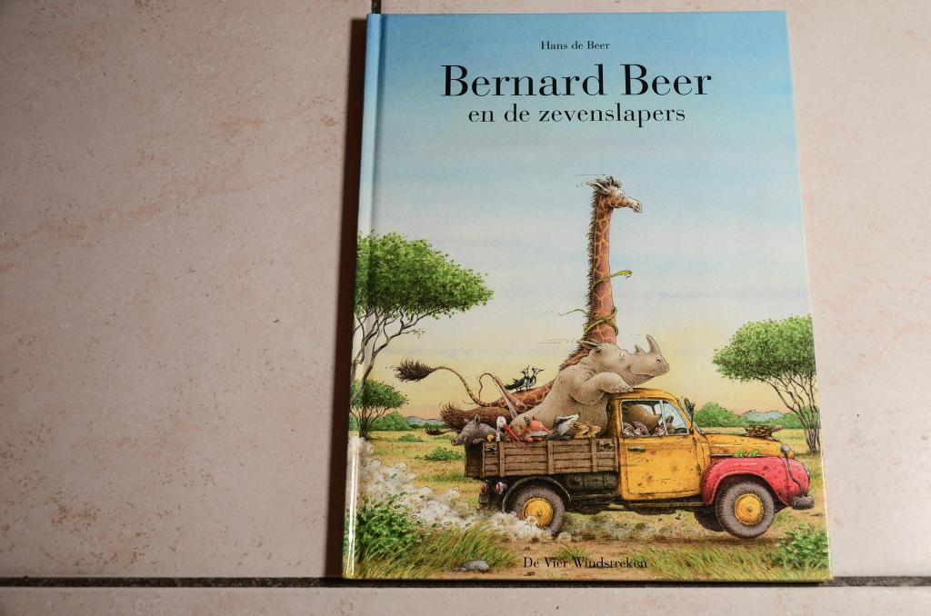 Bernard Beer en de zevenslapers Hans de Beer, Boeken, Ophalen of Verzenden, Zo goed als nieuw, Fictie algemeen, Voorleesboek