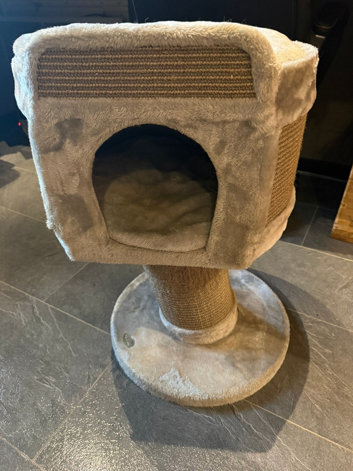 Mooie grijze krabton / kattenhuis met ligplaats, Ophalen, Zo goed als nieuw, Krabton