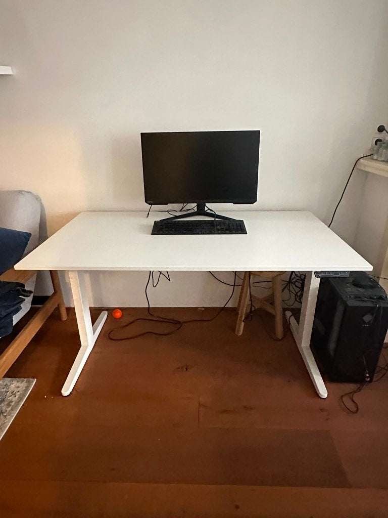 Elektrisch zit-sta bureau, Huis en Inrichting, Ophalen, Gebruikt, Hout, Computerbureau