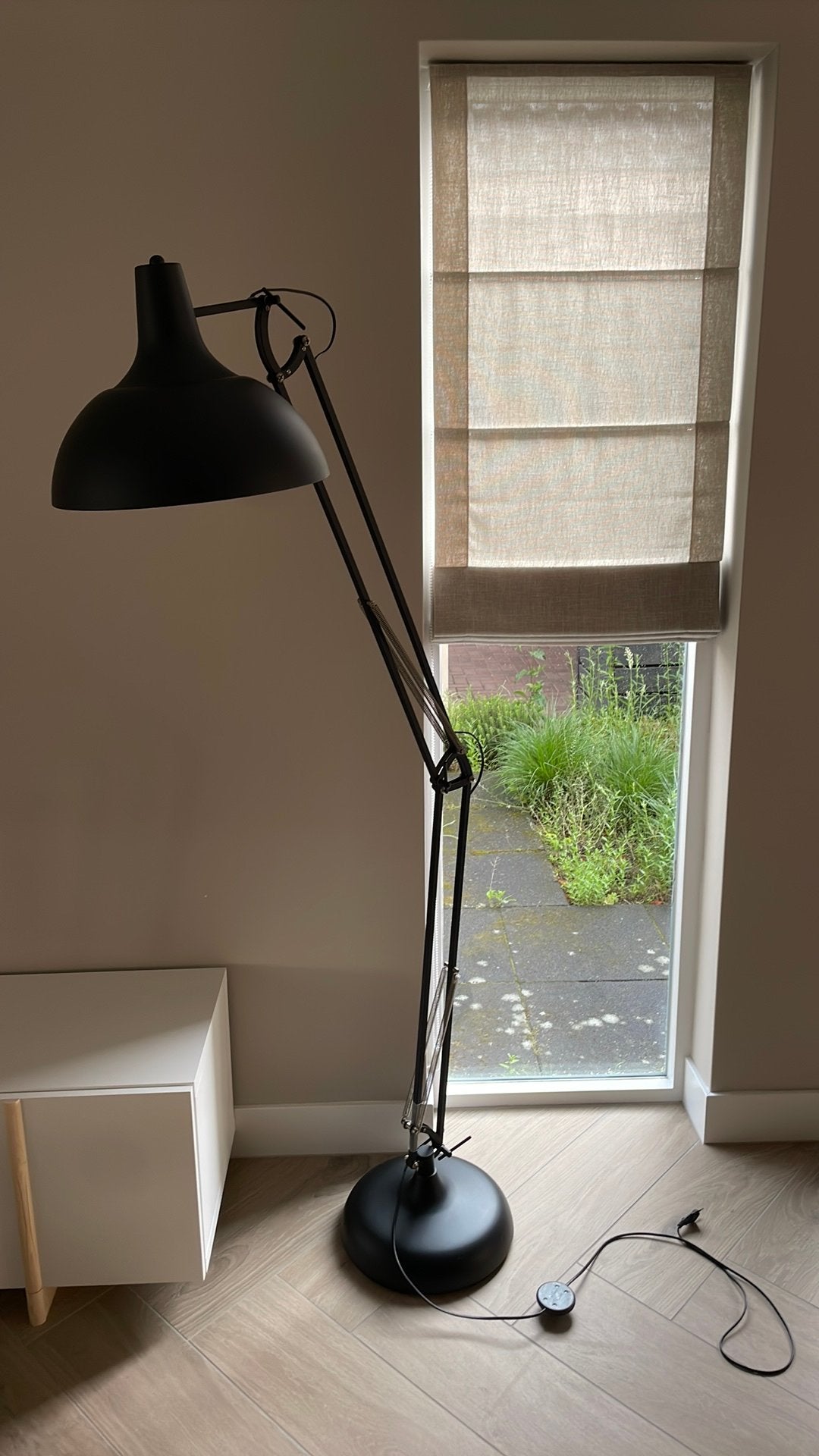 Mooie mat zwarte vloerlamp te koop!, Ophalen, Zo goed als nieuw, Metaal, 150 tot 200 cm