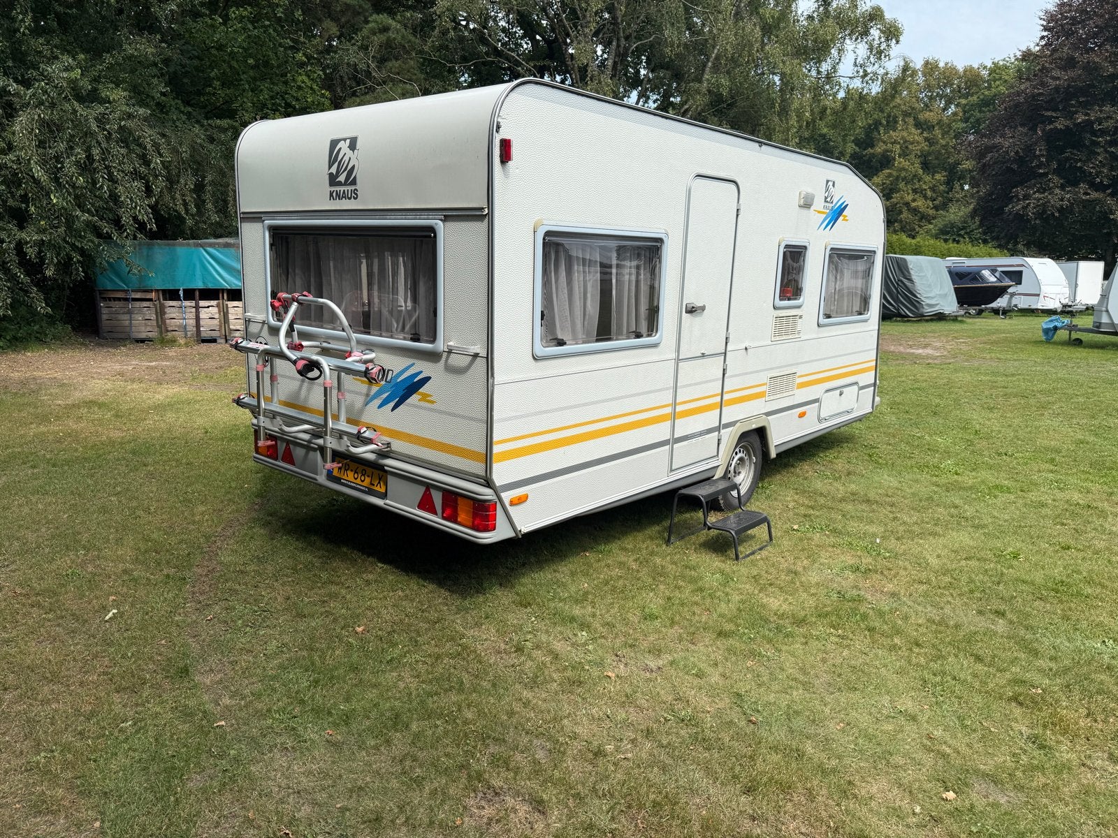 Knaus 6404 caravan - Ruime en comfortabele reisgenoot, Vast bed, Rondzit, Particulier, 5 tot 6 meter
