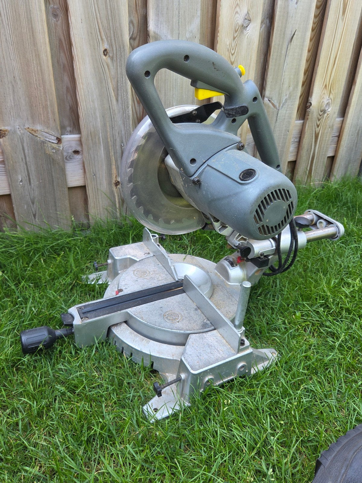 Kinzo Afkortzaag 1600W - Krachtige Zaag voor Diverse Klussen, Doe-het-zelf en Verbouw, Gereedschap | Zaagmachines, Ophalen, Gebruikt