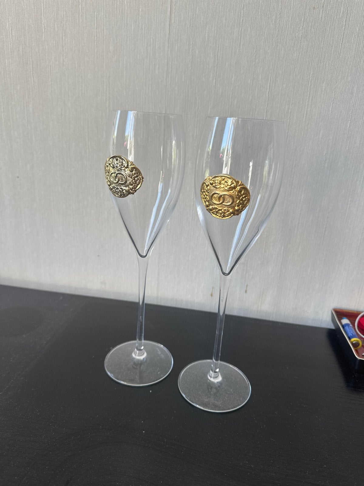Nieuwe trouw wijnglazen met gouden decoratie, Huis en Inrichting, Ophalen of Verzenden, Nieuw, Glas, Meerkleurig