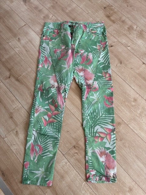 Te koop: gekleurde please broek mt m zgan!!, Maat 38/40 (M), Overige kleuren, Please, Ophalen of Verzenden