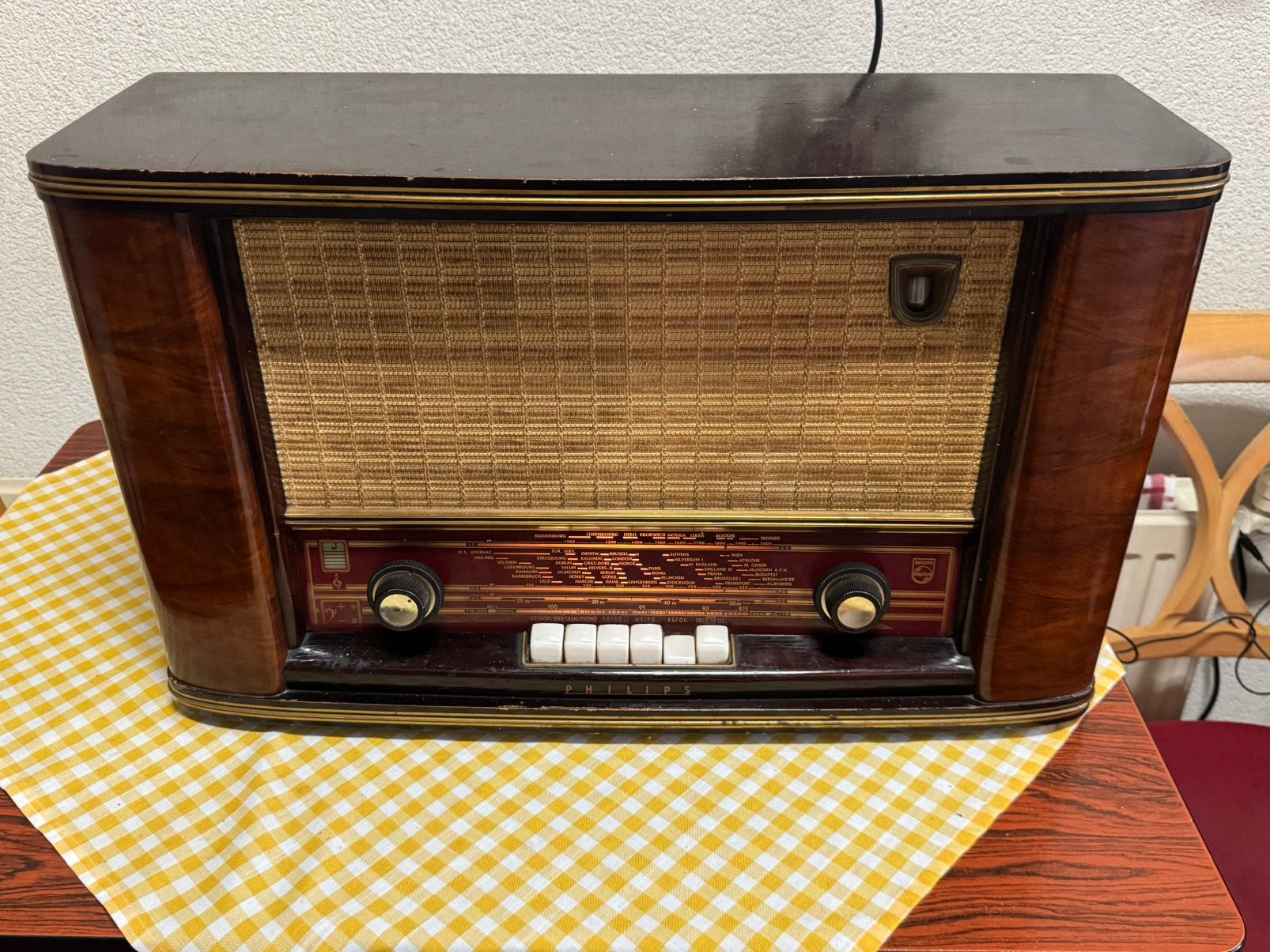 Oude lampenradio philips met evt wat werk vaste pr ophalen, Antiek en Kunst, Ophalen