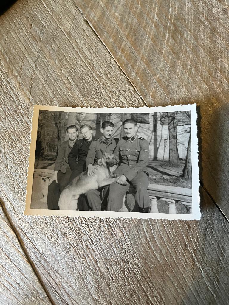 Foto SS’ers met Herdershond Pulli van Fritz Witt, Verzamelen, Militaria | Tweede Wereldoorlog, Ophalen of Verzenden, Landmacht