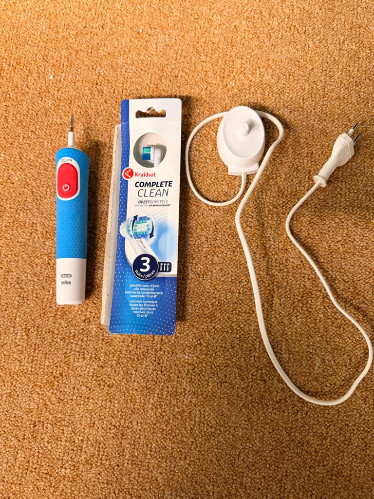 Oral-B elektrische tandenborstel met oplader en opzetborstel, Ophalen of Verzenden, Gebruikt, Mondverzorging