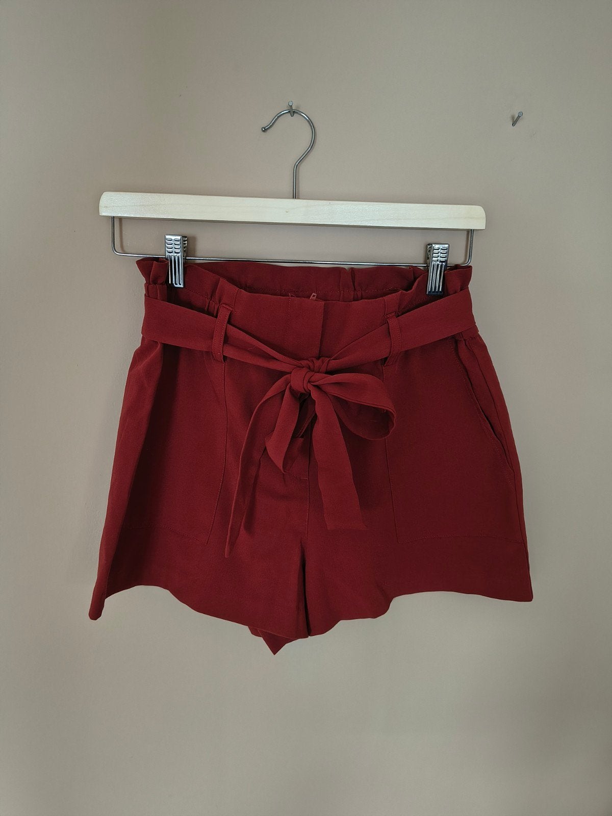 Reserved rode shorts met strikceintuur - Maat S, Kort, Ophalen of Verzenden, Zo goed als nieuw, Maat 36 (S)