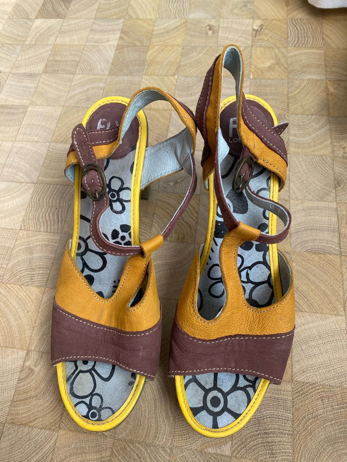 Fly London sandalen maat 39/40 - Nauwelijks gedragen, Ophalen of Verzenden, Zo goed als nieuw, Bruin, Sandalen of Muiltjes