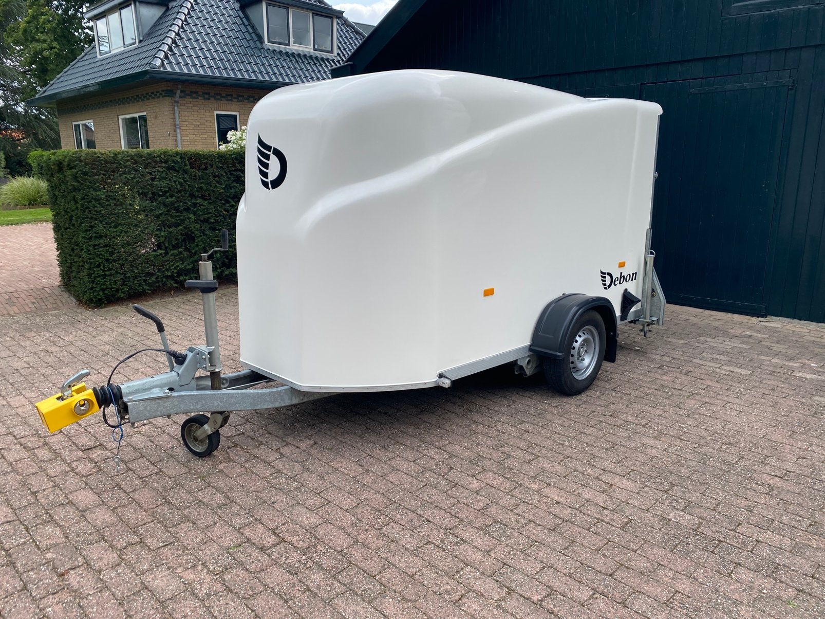 Debon Cargo 750/1300 kilo geremde gesloten aanhanger., Ophalen, Zo goed als nieuw