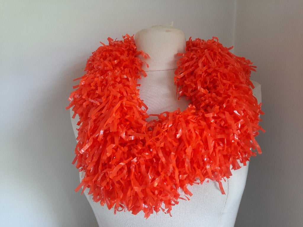 ORANJE VOETBAL oranje krans sjaal boa - nieuw -, Ophalen of Verzenden, Nieuw, Oranje of Koningsdag