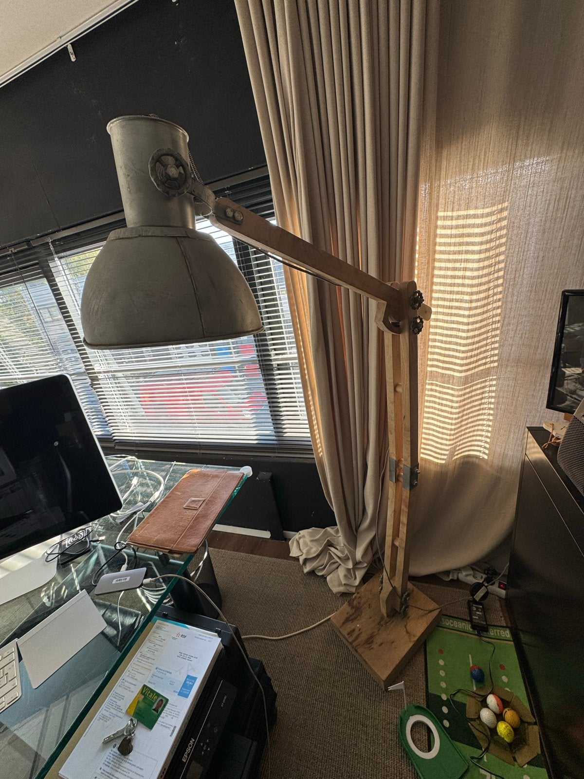 Grote houten staande lamp met industriële kap, Ophalen of Verzenden, Gebruikt, Hout, 150 tot 200 cm
