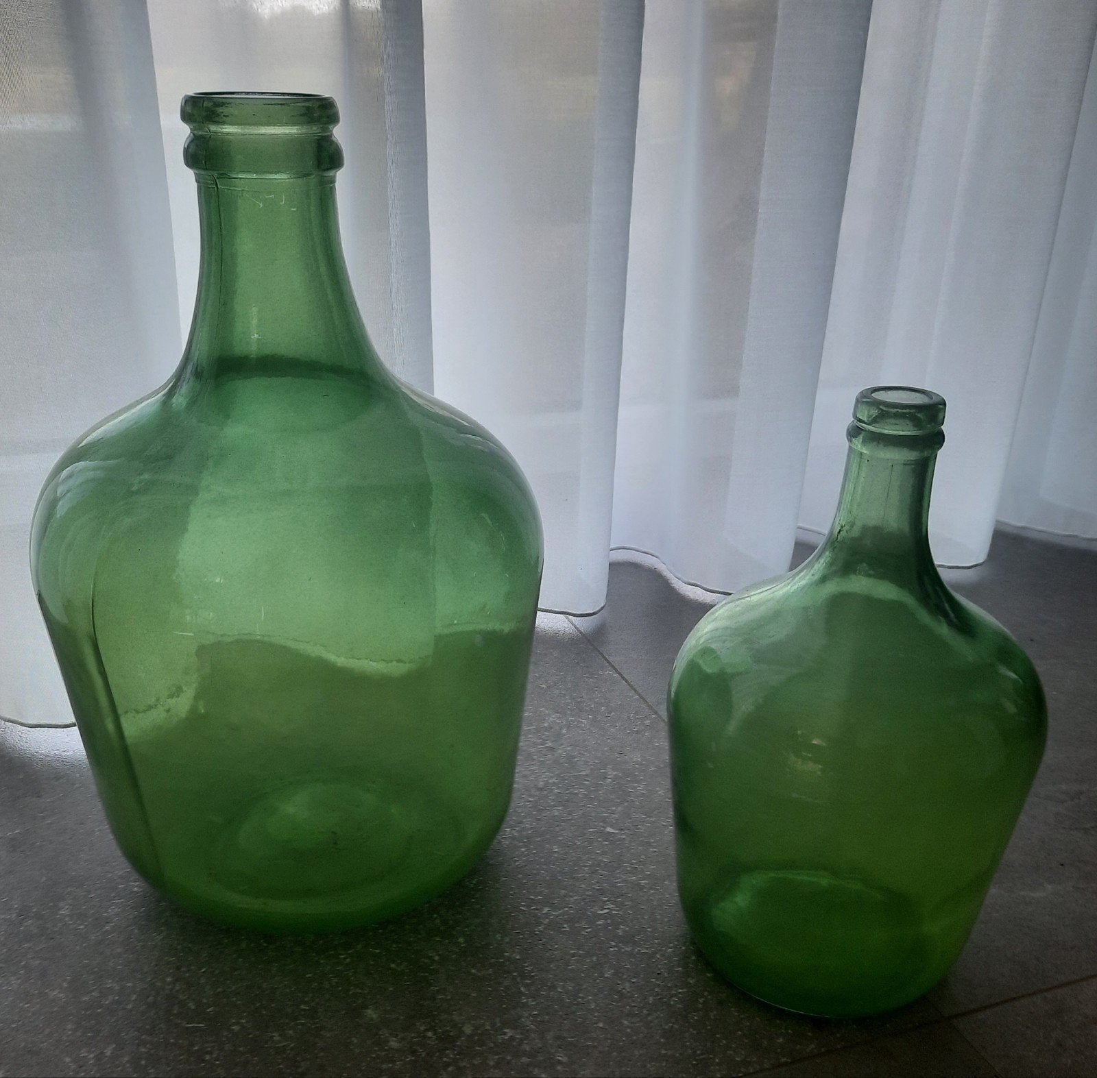 Set van 2 vintage groene glazen flessen/damejeannes, Antiek en Kunst, Ophalen of Verzenden