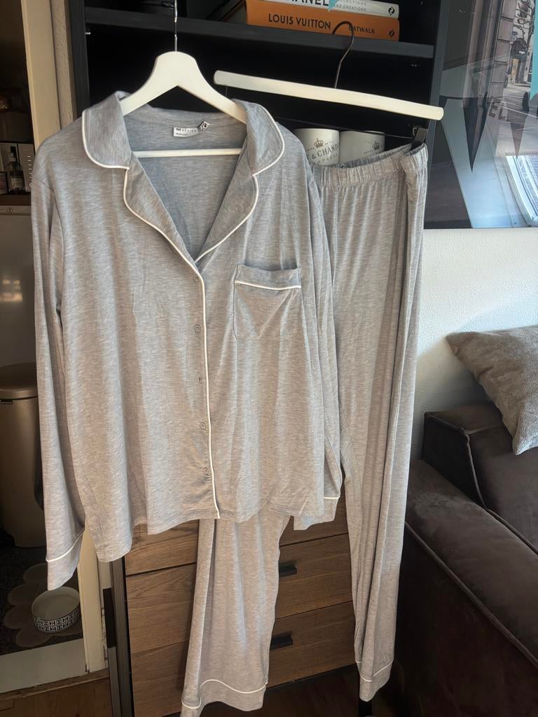 Nieuwe Asos Tall pyjama set XL - Grijs met witte bies, Kleding | Dames, Pyjama's, Nieuw, Maat 46/48 (XL) of groter, Ophalen of Verzenden