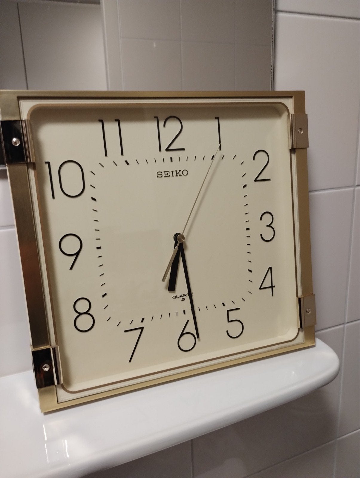 Vintage jaren zeventig Seiko quartz wandklok, Ophalen