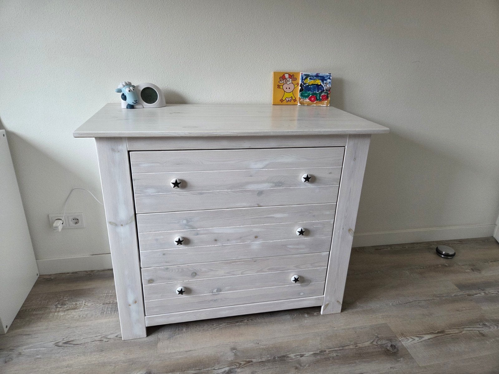 Unieke witte commode/kast met veel bergruimte