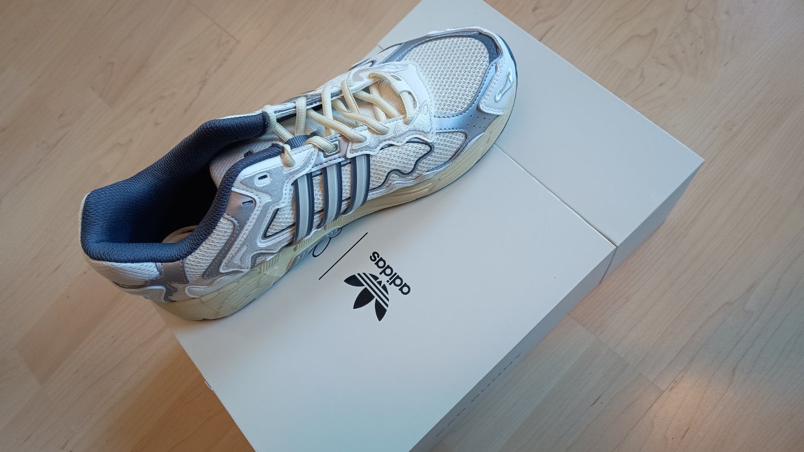 Adidas x Bad Bunny Response CL EU 45⅓ Nieuw, Wit, Nieuw, Ophalen of Verzenden, Sneakers of Gympen