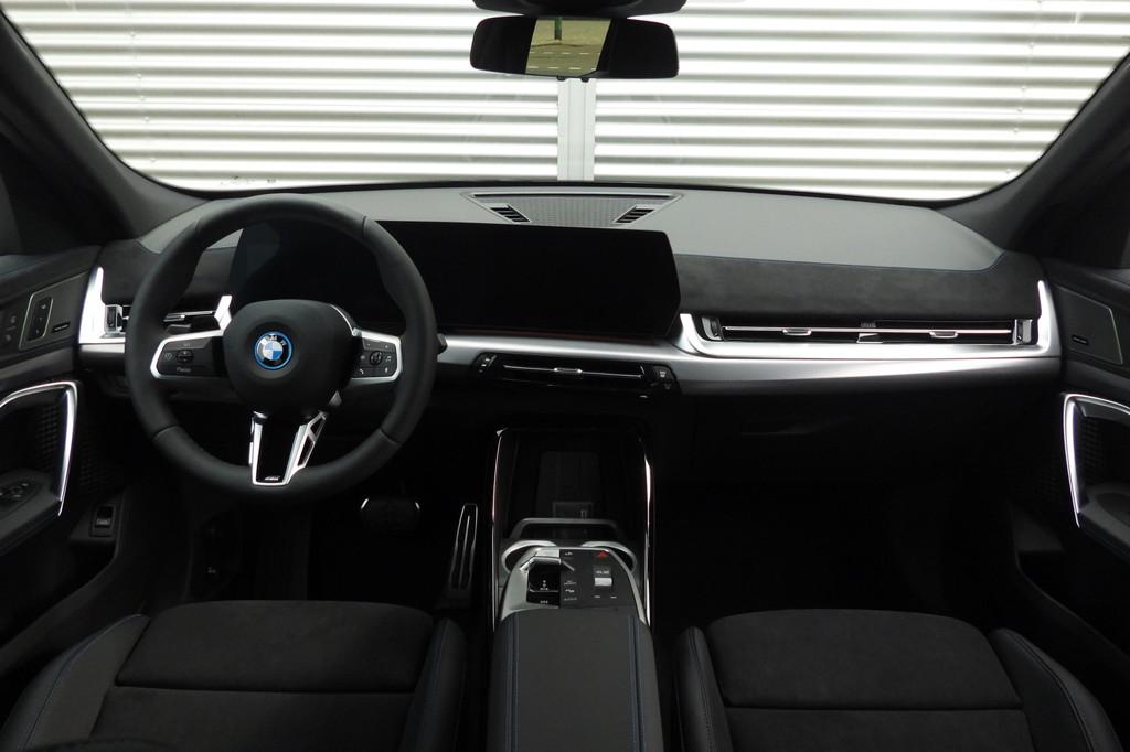BMW iX2 eDrive20 M Sport / Panoramadak / Sportstoelen / Acht, Auto's, BMW, IX2, Zwart, Nieuw, SUV of Terreinwagen