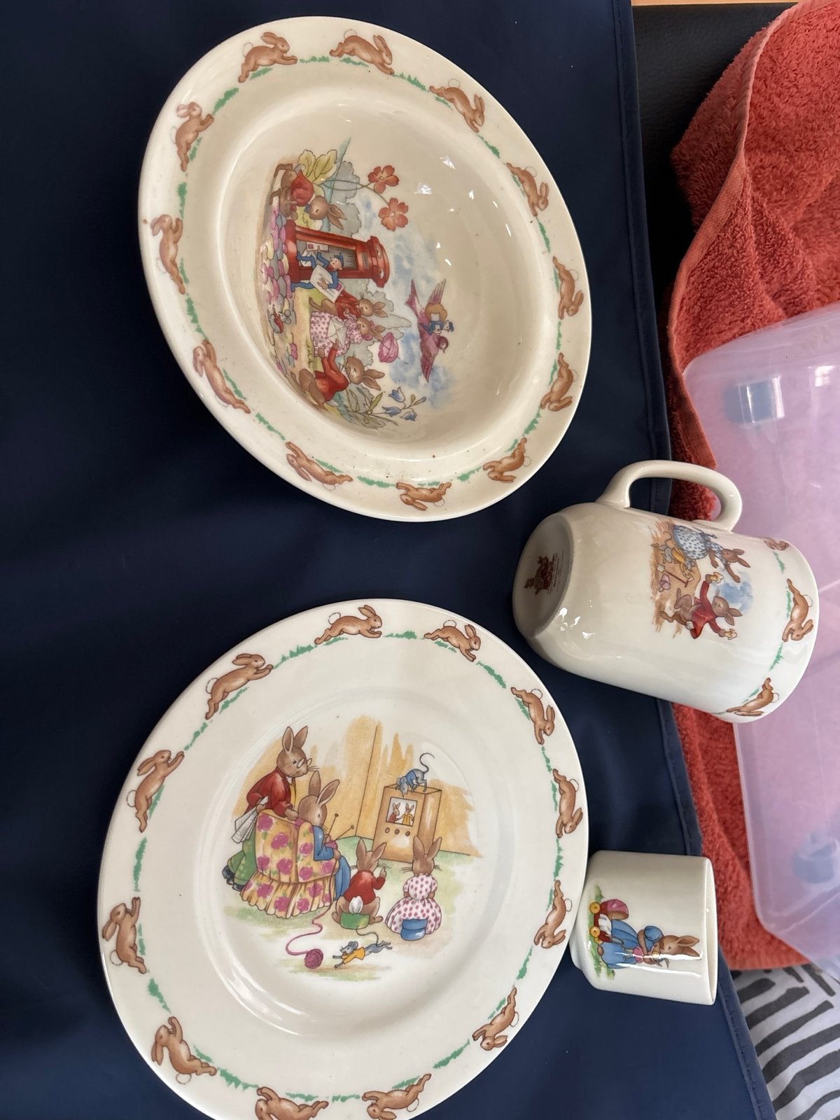 Royal Doulton Bunnykins Servies Set - Bord, Kom, Mok, Eierdo, Klassiek, Ophalen of Verzenden, Zo goed als nieuw, Bord(en)